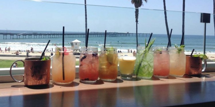 7 beachfront bars in San Diego